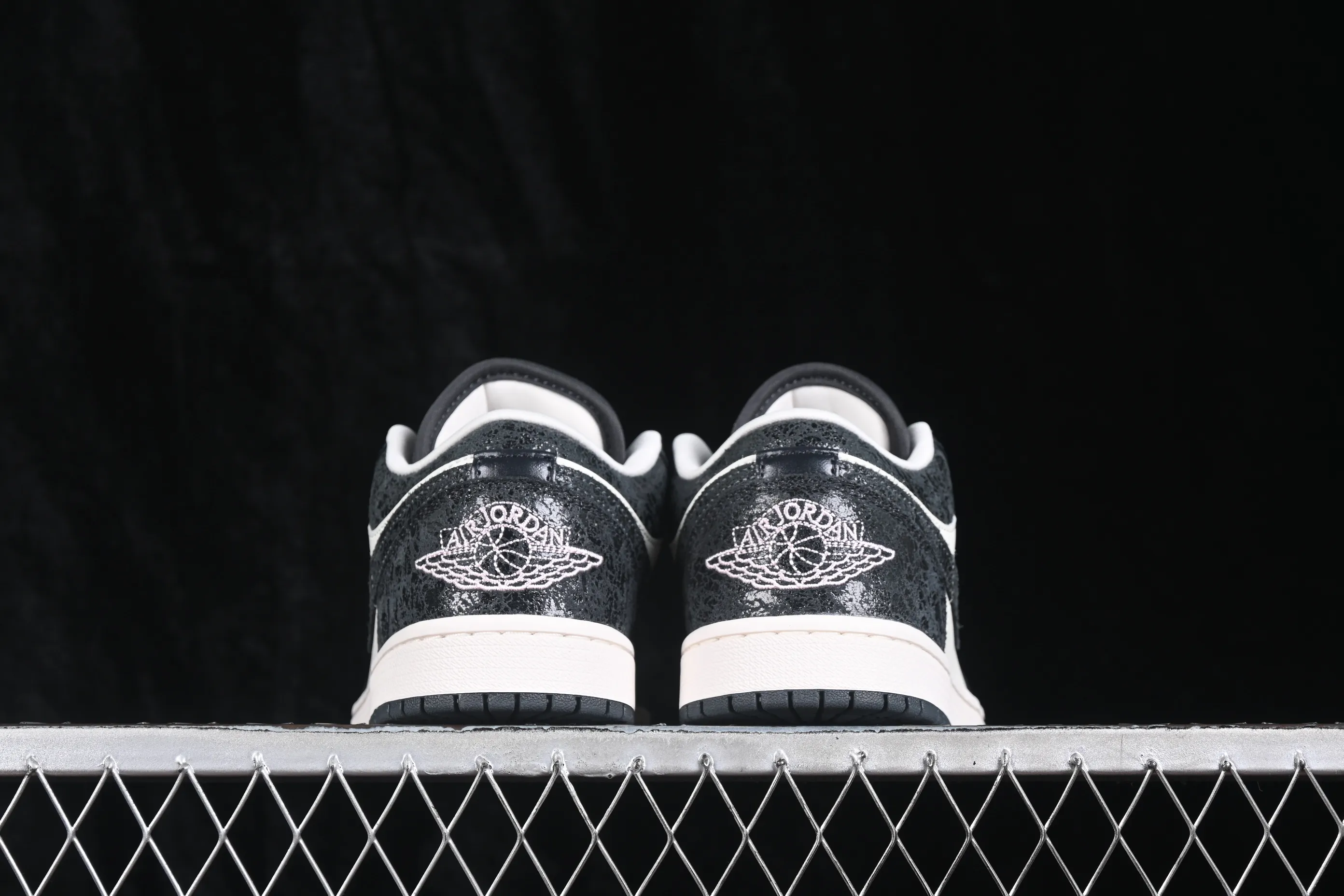 All categories Air Jordan Jordan series basketball shoes Air Jordan 1 Low G version pure original Air Jordan 1 Low AJ1 Joe 1 burst pattern black and white low-top retro culture basketball shoes II0595-001